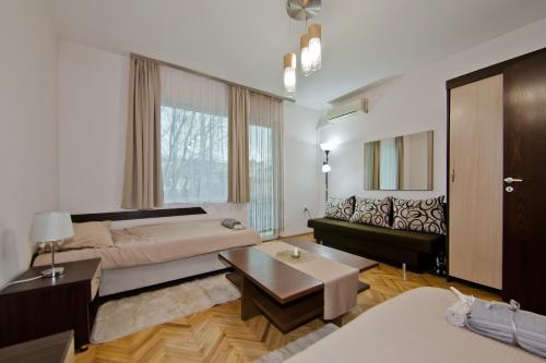 salon z łóżkiem i kanapą w obiekcie Festival and Congress Centre Appartment Varna w Warnie