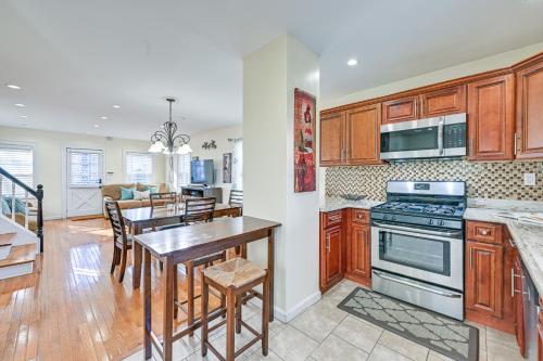 Η κουζίνα ή μικρή κουζίνα στο Charming Valley Stream Home 24 Mi to Central Park