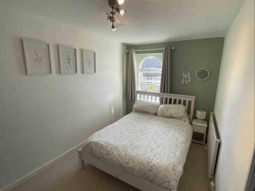 a small bedroom with a bed and a window at Lancaster 1 bed Cottage Apartment- M6 - Lancs Uni in Lancaster