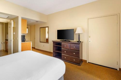 a bedroom with a bed and a television on a dresser at Hilton Vacation Club Polo Towers Las Vegas in Las Vegas
