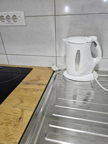 una tetera blanca sobre una encimera de cocina en Apartman Viktor, en Belgrado
