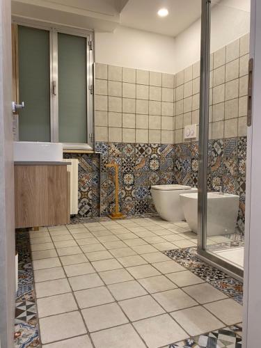 a bathroom with a tub and a sink and a toilet at Jacky House 1.0 in Valera Fratta