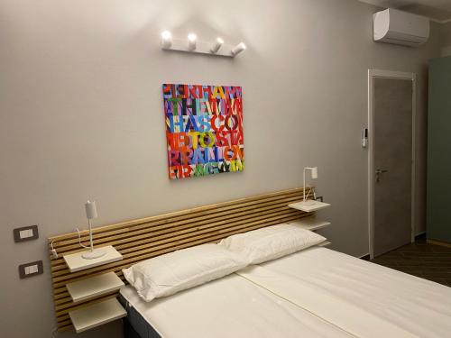 a bedroom with a bed and a painting on the wall at Jacky House 1.0 in Valera Fratta
