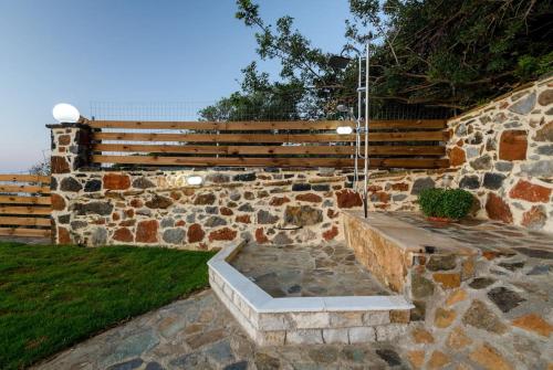 Φωτογραφία από το άλμπουμ του Traditional Cretan Style Villa σε Metókhion Apisianá
