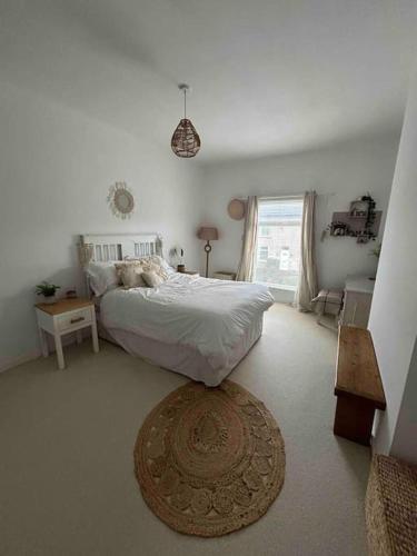 ein Schlafzimmer mit einem Bett und einem Teppich auf dem Boden in der Unterkunft The Tiled Terrace in Liverpool