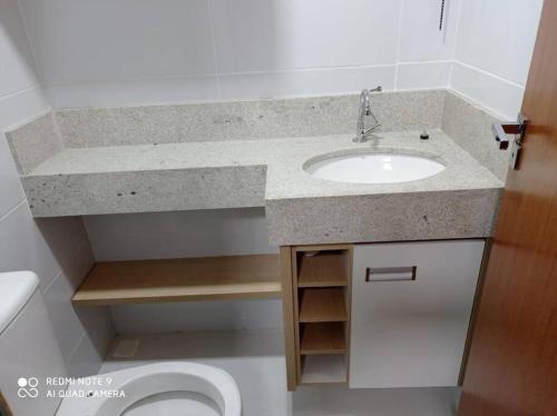 a bathroom with a sink and a toilet at Village 3/4 a 140m da praia in Ilhéus