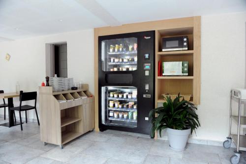 サン・テティエンヌ・ド・バイゴリにあるManexeneaの黒い冷蔵庫(食べ物入り)