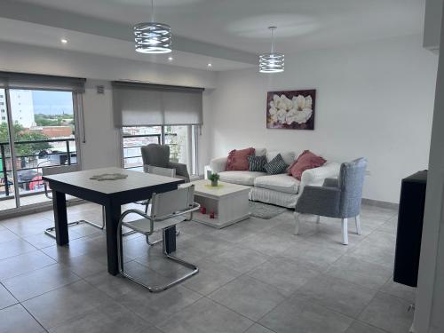 un salon avec un canapé et une table dans l'établissement Apart Luro IV, à Santa Rosa