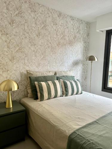 - une chambre avec un grand lit escamotable dans l'établissement Menton carré d’or - Private garage, à Menton