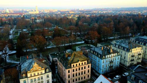 een luchtfoto van gebouwen in een stad bij FederTraum mit Sauna sehr gemütlich, NEU in Dresden