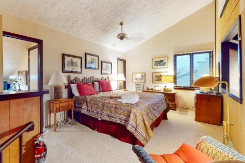 Un dormitorio con una cama grande con almohadas rojas. en Toadstool Retreat, en Sugar Mountain
