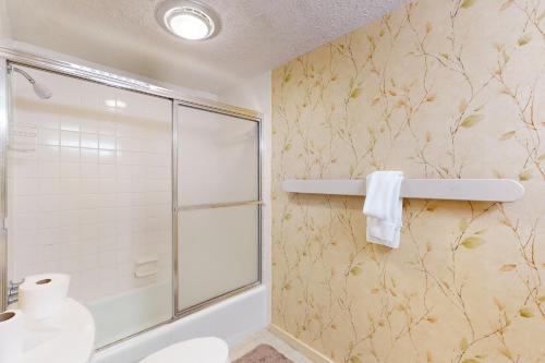 un baño con ducha y WC en Toadstool Retreat, en Sugar Mountain