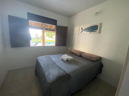 um quarto com uma cama com duas toalhas em Casa Resort em Cacha-Prego