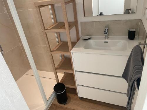 une petite salle de bain avec un lavabo et un miroir dans l'établissement Le Provence au coeur de la Corniche - CLIM, à Sète