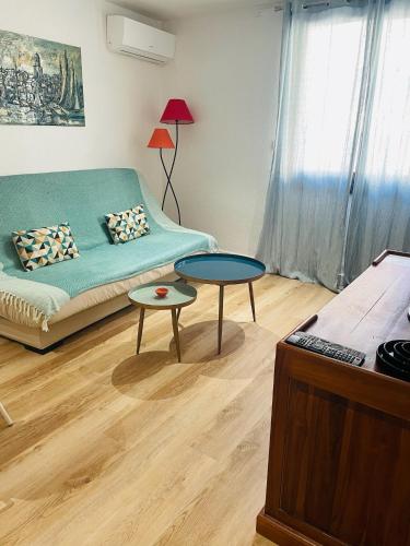 un salon avec un canapé et une table dans l'établissement Le Provence au coeur de la Corniche - CLIM, à Sète