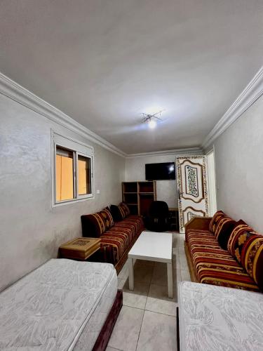 uma sala de estar com um sofá e uma televisão em Dar al anbar em Rabat