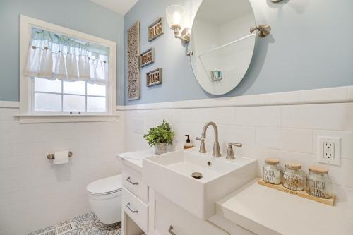 uma casa de banho branca com um lavatório e um espelho em Centrally Located Reno House Less Than 1 Mi to Midtown em Reno