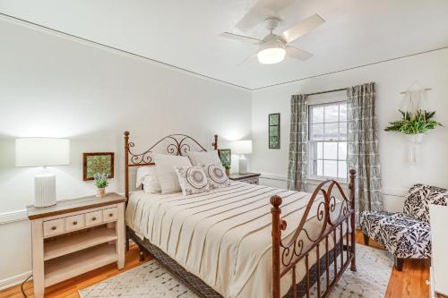 um quarto branco com uma cama e uma cadeira em Centrally Located Reno House Less Than 1 Mi to Midtown em Reno