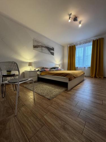 1 dormitorio con 1 cama, 1 mesa y 1 silla en Home&Home Mokotów, en Varsovia