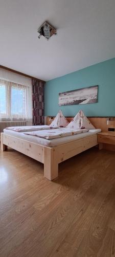 マイヤーホーフェンにあるHaus Florianのベッドルーム1室(大型ベッド1台付)