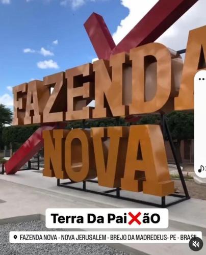 a sign that says harlem noah in front of a building at Pousada em Fazenda Nova Dona Rosy in Fazenda Nova