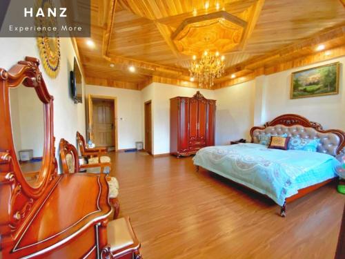 a large bedroom with a bed and a wooden ceiling at HANZ Hoa Dang Hotel in Da Lat