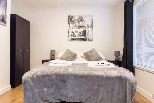 a bedroom with a large bed in a room at Immaculate 5 Bedroom House in Rockingham