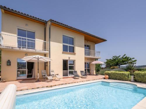 リムーにあるSpacious villa with private swimming poolのスイミングプール付きのヴィラ、家