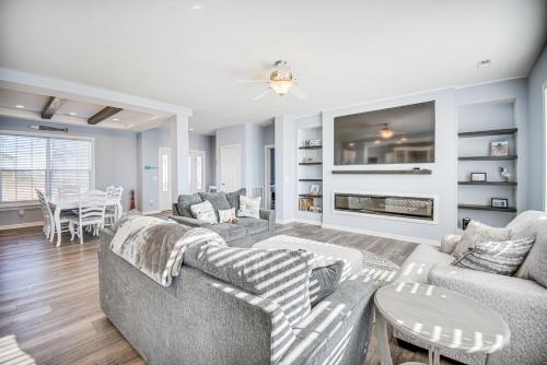 uma sala de estar com dois sofás e uma lareira em Quiet Bayfront Hayes Home with Deck and Private Beach! em Yorktown