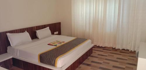 sypialnia z dużym łóżkiem z drewnianym zagłówkiem w obiekcie Hotel Narayan Palace w mieście Amarsar
