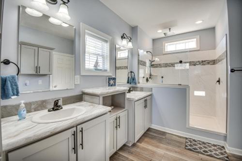 uma casa de banho branca com um lavatório e um chuveiro em Quiet Bayfront Hayes Home with Deck and Private Beach! em Yorktown