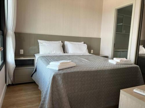 um quarto com uma cama com duas toalhas em Aparthotel Astron em Salvador