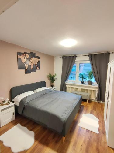 Un dormitorio con una cama grande y una ventana en GROẞE und ZENTRALE Ferienwohnung in KÖLN nähe Messe und Lanxess Arena, en Colonia
