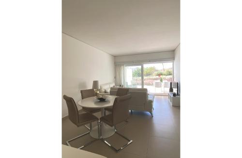 comedor con mesa y sillas en Luxury apartment in Higuerón - Serenity en Málaga