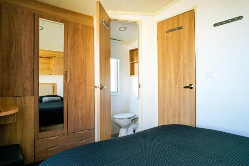 Un pat sau paturi într-o cameră la Captivating 6-Person Caravan in Rhyl
