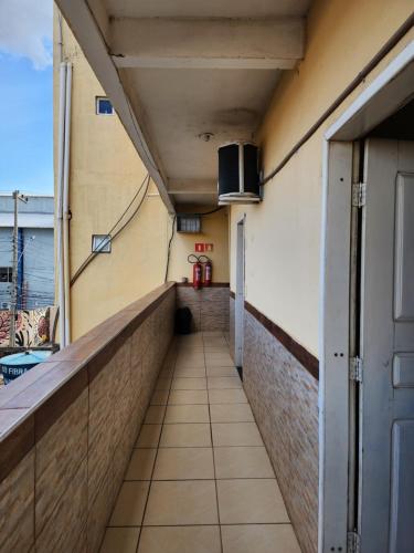 un couloir vide d'un immeuble avec balcon dans l'établissement Condomínio Center luz, à Teresina