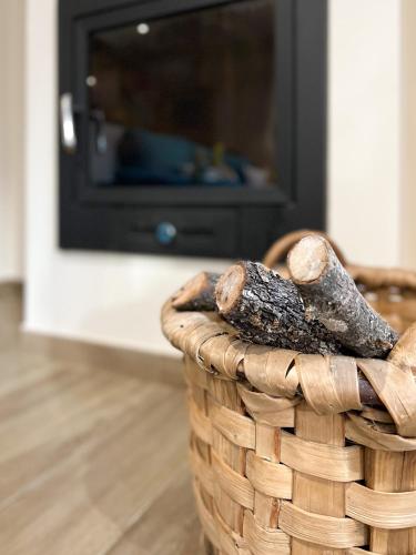 a wicker basket with a television in a living room at Villabellosa in Villar de Plasencia