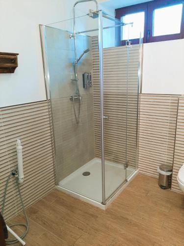 Bilik mandi di Drzewna Apartamenty-Drzewna