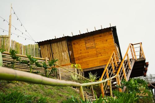卡利馬的住宿－MACA GLAMPING，一座木结构建筑,前面有楼梯