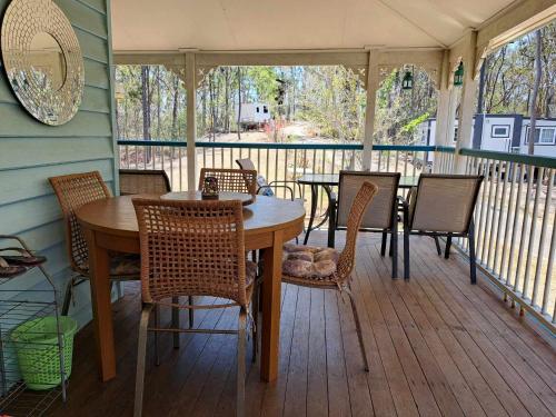 una veranda con tavolo e sedie su una terrazza di Rustic Sunflower a Mount Crosby