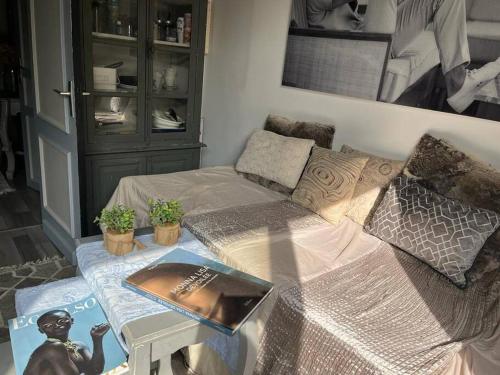 ein Schlafzimmer mit einem Bett mit einem Buch darauf in der Unterkunft Joli studio avec terrasse in Roubaix
