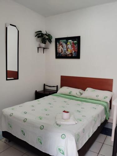 ein Schlafzimmer mit einem Bett mit einer Kerze darauf in der Unterkunft El Tritón in Máncora