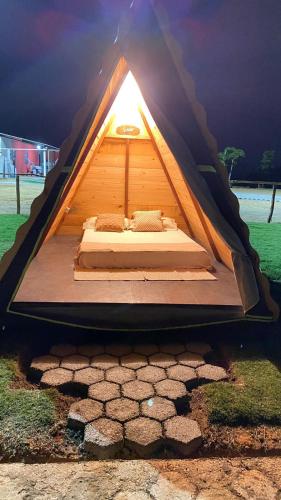 een bed in een tent in een veld bij A Chave da Montanha 