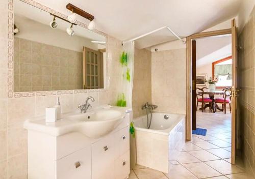 La salle de bains est pourvue d'un lavabo, d'une baignoire et d'un miroir. dans l'établissement Casa Felice da Piera, à Aoste