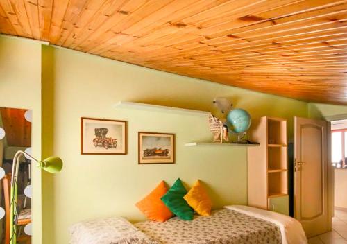 - une chambre avec un lit et un plafond en bois dans l'établissement Casa Felice da Piera, à Aoste