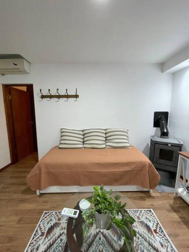 1 dormitorio con 1 cama y 1 mesa en Casa moderna y recién terminada, en Maldonado