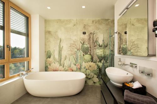 uma casa de banho com banheira e um mural de cactos em Villa Rita Pool & Spa em Mascalucia