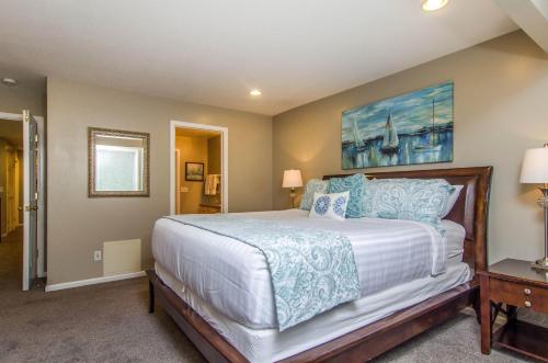 A bed or beds in a room at Union Grove in Salt Lake with Hot Tub and Foosball