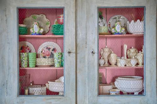 une armoire remplie de nombreux paniers et plats dans l'établissement Podere San Bernardino, à San Casciano dei Bagni