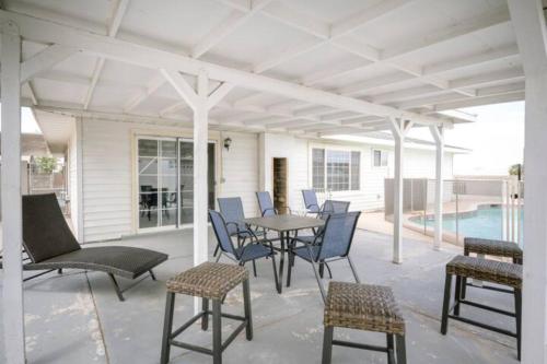 Pool 4 bedroom 2 bath close to Strip